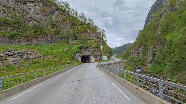 Entrée d’un tunnel routier dans les montagnes norvégiennes.
