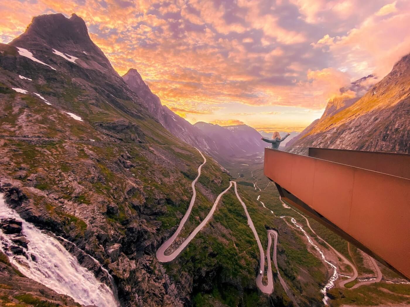 Route sinueuse longeant un fjord en Norvège.