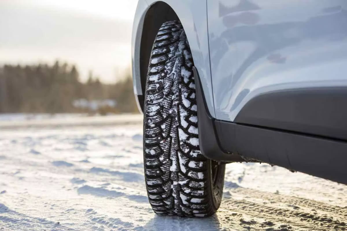 Pneu clouté monté sur une voiture en hiver en Norvège.