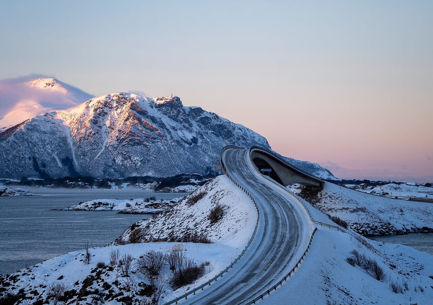 Route de montagne enneigée en hiver en Norvège.