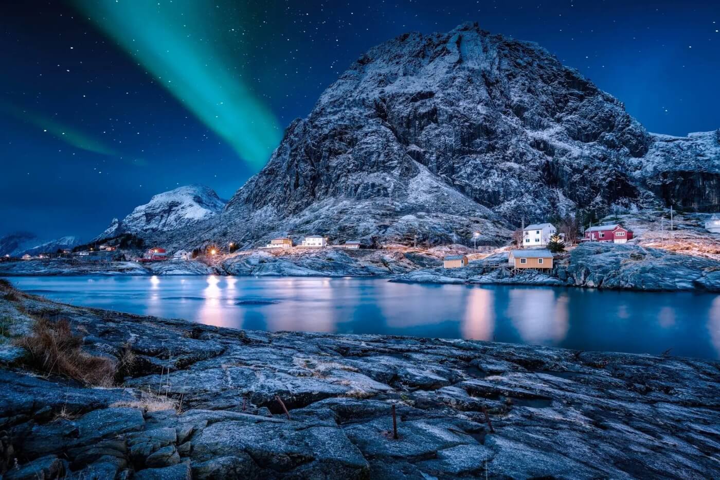 Aurores boréales au-dessus d’un fjord dans les Lofoten.