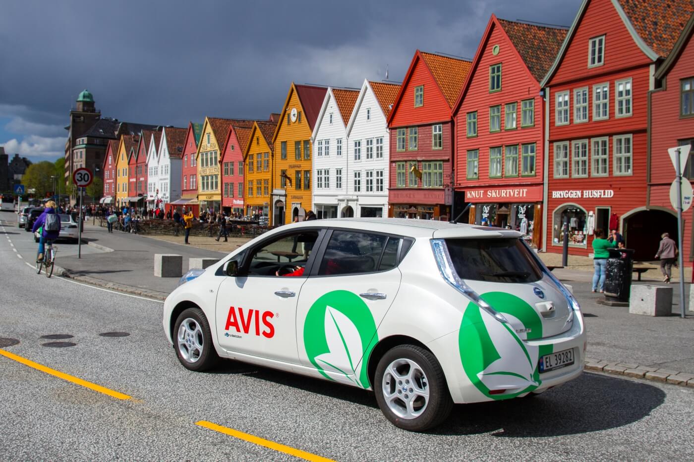 Voiture de location à restituer après un trajet entre Oslo et Bergen.