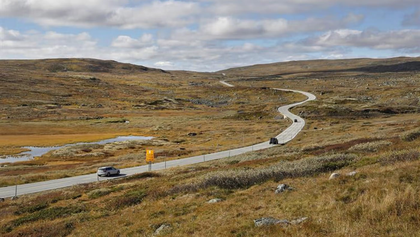 Route traversant le plateau du Hardangervidda en Norvège.