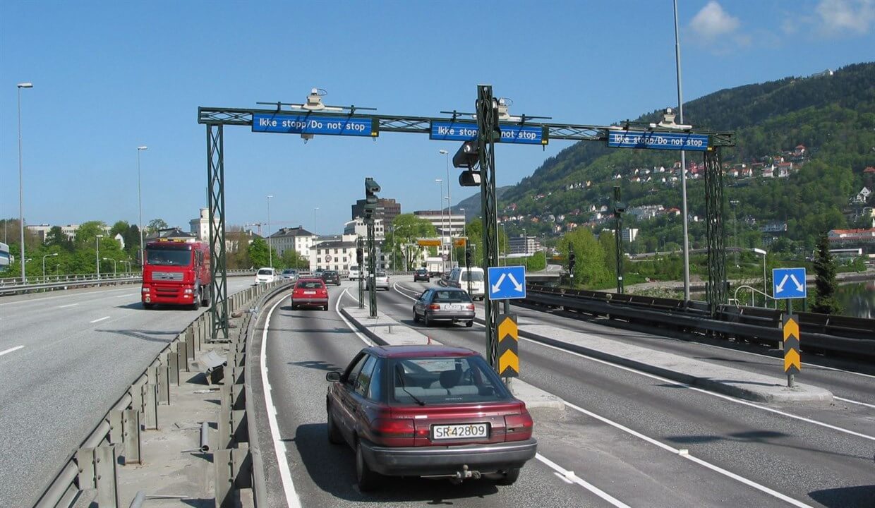 Capteur automatique de péage au-dessus d’une route norvégienne.