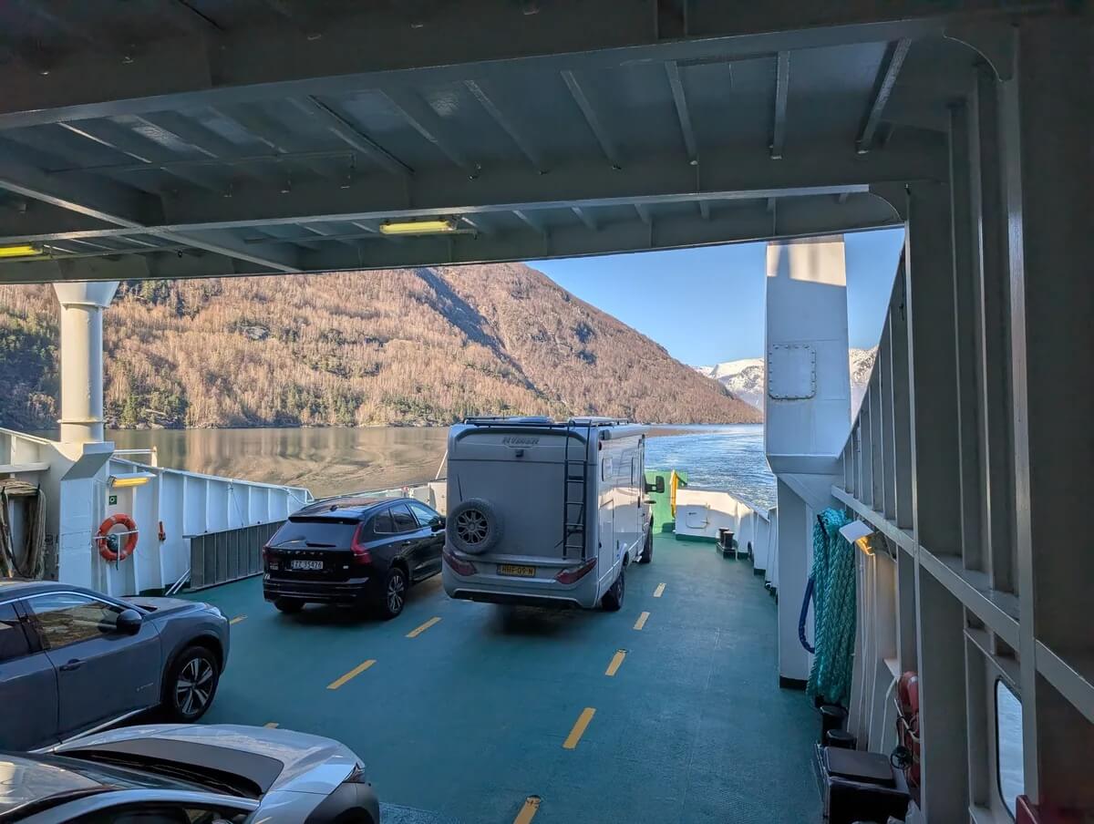 Voitures transportées par un ferry routier sur un fjord norvégien.