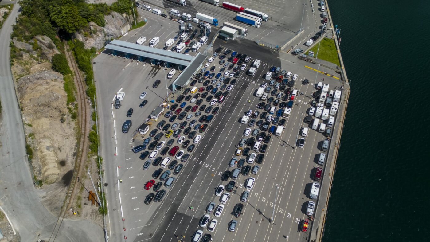 File de voitures à un terminal de ferry en Norvège.