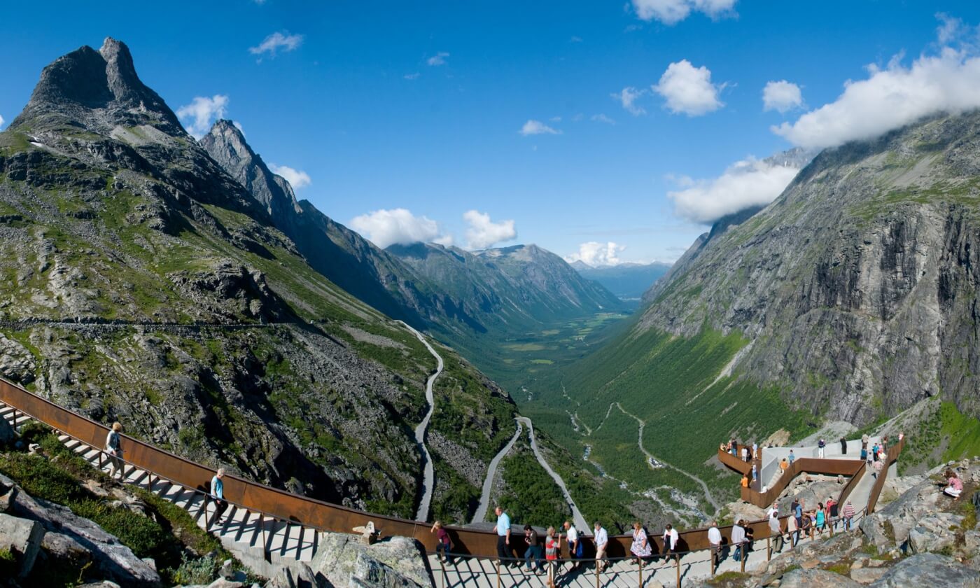 Route de montagne ouverte pendant l’été en Norvège.