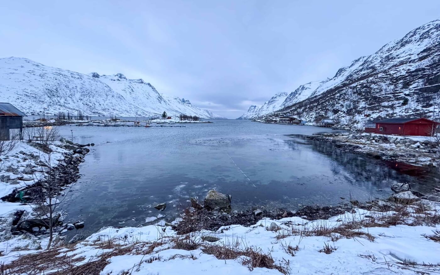 Paysage de fjord entre Kvaløya et Sommarøy près de Tromsø.