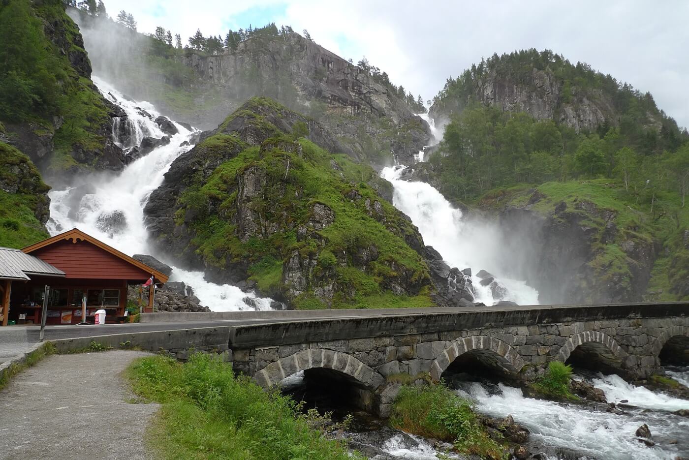 Cascade de Låtefossen au bord de la route dans le Hardanger.