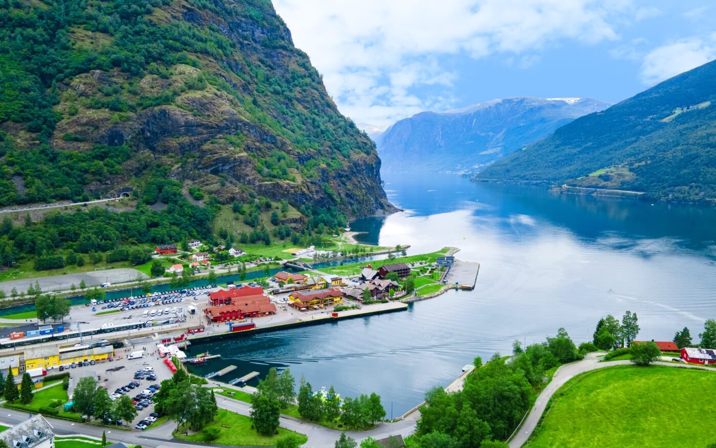 Fjord entre Flåm et Aurland pendant une étape du road trip.