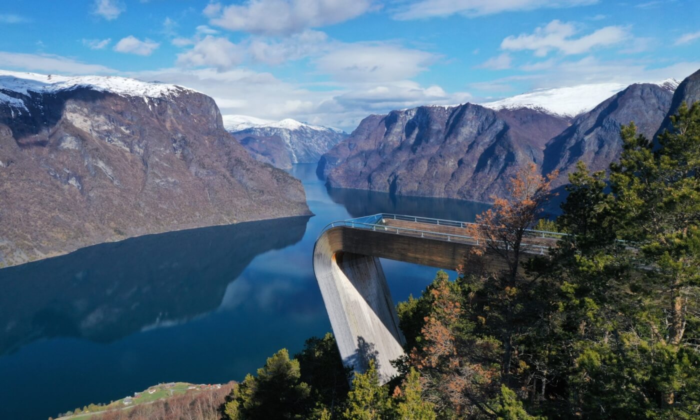 Aurlandsfjord vu depuis le belvédère de Stegastein en Norvège.