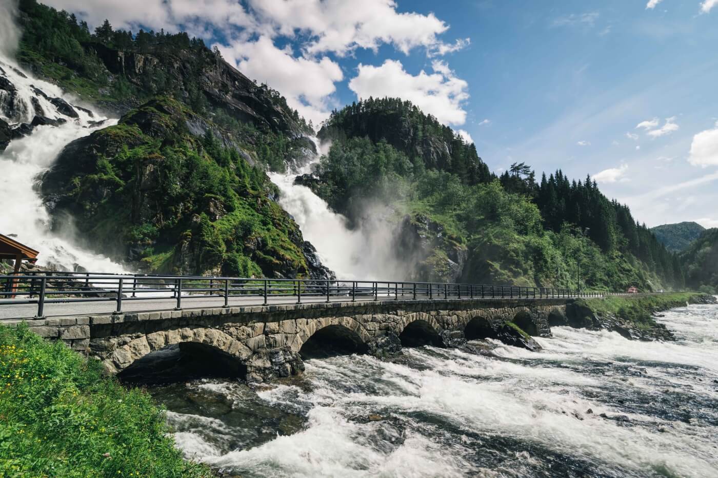 Route et cascade dans le paysage du Hardanger en Norvège.
