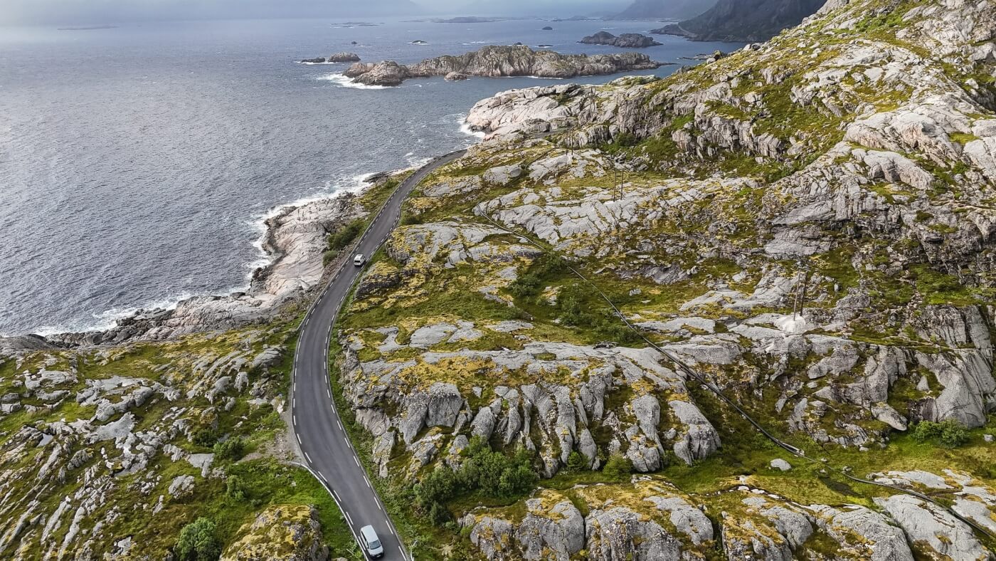 Route E10 traversant les paysages des Lofoten en Norvège.