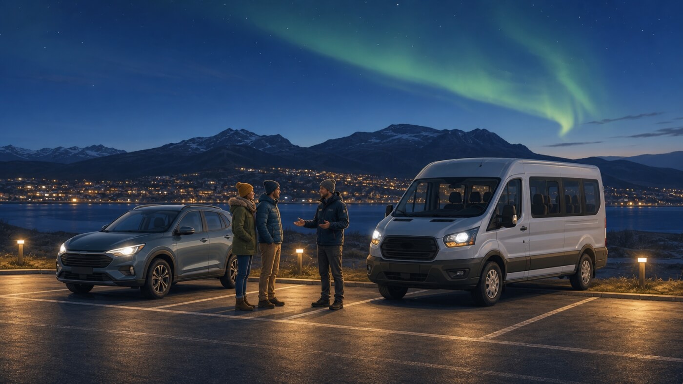 Voyageurs choisissant entre voiture de location et excursion guidée pour observer les aurores à Tromsø.