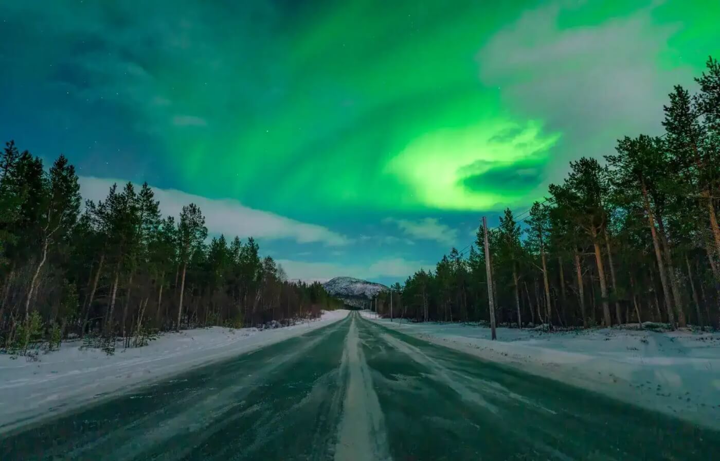 Route enneigée de nuit dans le nord de la Norvège.