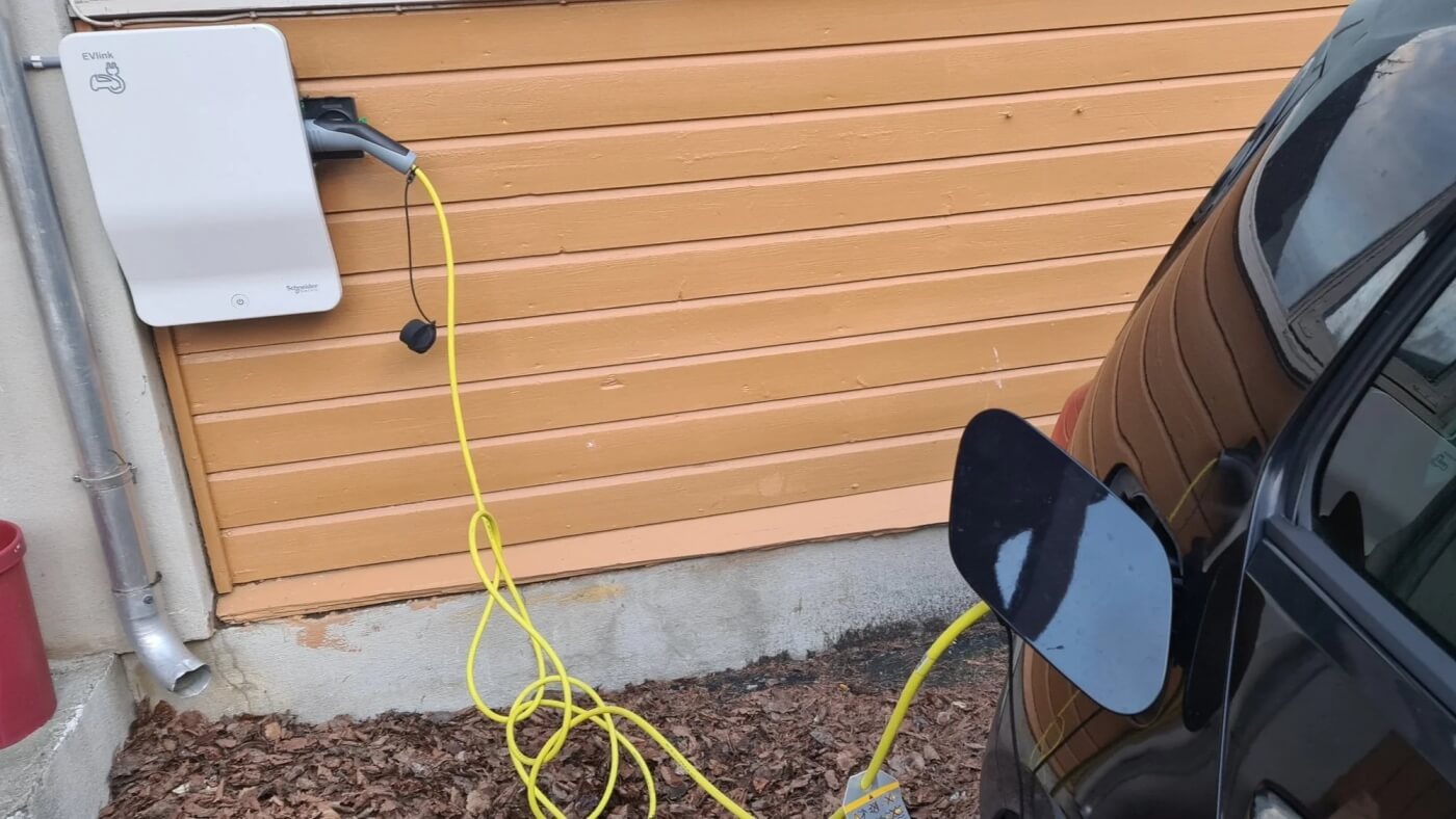 Borne de recharge pour voiture électrique auprès d’un hébergement en Norvège.