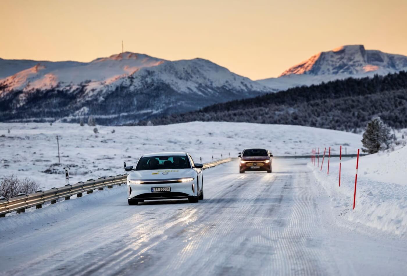 Voiture électrique sur une route de montagne en hiver en Norvège.